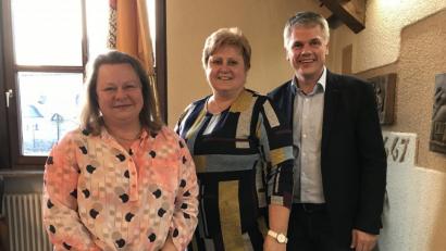 Bild: eig
Verwaltungschefin Diana Kraus (links) wird Leiterin des Standesamtes, die Kämmerin Margit Frauenreuther ihre Stellvertreterin; mit im Bild Bürgermeister Thomas Meiler.