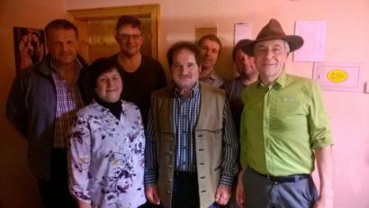 Bild: exb
Die Vorstandschaft mit (vorne von links) Schriftführerin Anna Ettl, Jagdvorsteher Ulrich Graf und Jagdpächter Hanauer, (dahinter) Kassier Karl Graf, zweiten Vorstand Franz Forster sowie den Beisitzern Josef Hutzler und Markus Blab.