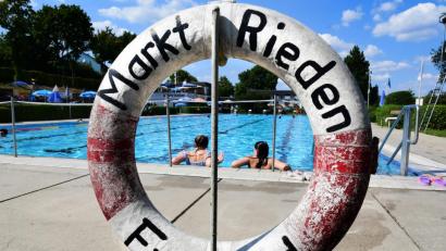 Bild: Petra Hartl
Der Lack ist schon ein bisschen ab, nicht nur am Rettungsring. Nun aber kann Rieden die lang gewünschte Sanierung seines Freibads anpacken: Am Mittwoch kam die Förderzusage aus Berlin.