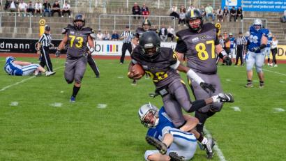 Bild: Fabian Gruber
Mit allen Mitteln versuchten die Regensburg Royals, die Amberger zu stoppen. Nicht immer erfolgreich: Die Mad Bulldogs (links Reacon Jackson, rechts Max Weigert) gewannen ihren letzten Test vor Beginn der Landesliga-Saison deutlich mit 32:0.