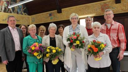 Bild: cs
Auf 25 Jahre Dienstjahre bei der Stadt blicken (vorne, von rechts) Anna Schmidt und Anke Griesbeck zurück; in den Ruhestand gehen Conny Müller und Hildegard Lippert. Hinten von links Bürgermeister Joachim Neuß, Bademeisterin Stefanie Mohles, Personalamtsleiterin Michéle Schwarz, Kindergartenleiterin Annemarie Förster, Hausmeister Armin Paulus und stellvertretender Personalratsvorsitzender Harald Schmidt.