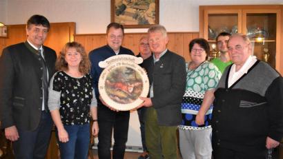 Bild: rgr
Gerald Morgenstern (vorne, Mitte) war bei der Stadtmeisterschaft Sieger, als es um die Ehrenscheibe ging. Das Bild zeigt von links: Bürgermeister Edgar Knobloch, Sabine Bergler, Thomas Schopf, Josef Schönberger, Elisabeth Werner, Benedict Schmidt und Stadtverbandsvorsitzenden Gerhard Mark.