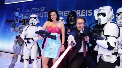 Bild: Gerald Matzka/dpa
Digitalstaatsministerin Dorothee Bär (40) hat mit einem ungewöhnlich knalligen Outfit für Aufsehen gesorgt.