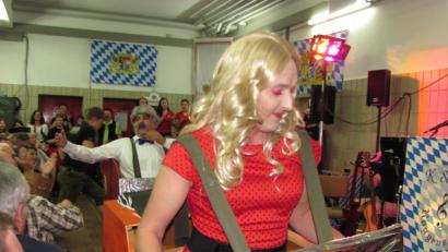 Bild: sei
Timo Kraus (vorne) und Siefgried Janner (hinten) sorgen als Uschi und Henry Valentino mit ihren umgehängten Autos für Heiterkeit.