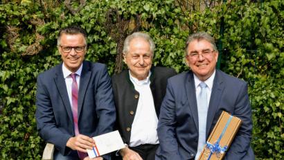 Bild: fdl
In der Natur fühlt sich der Jubilar Hermann Frieser am wohlsten. Zu den Gratulanten gehörten auch der Hirschauer Bürgermeister Hermann Falk li. und sein Freihunger Kollege Norbert Bücherl re.