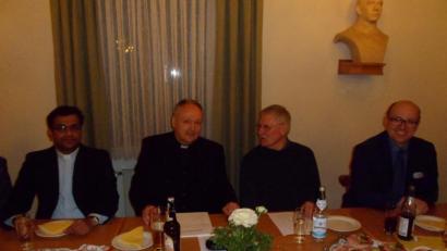 Bild: soj
Zufrieden Bilanz ziehen (von links) Pfarrer Pater Anish George, Regionaldekan Georg Flierl, Pfarrgemeinderatssprecher Hans Enders und Kirchenpfleger Stefan Kausler.
