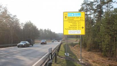 Bild: sne
Wer bei der Abzweigung nach Parktstein der B 470 weiter folgt, wird Grafenwöhr auf keinem Wegweiser mehr finden, obwohl die Route beim Freizeitsee Dießurt häufiger genutzt wird.