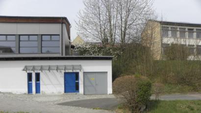 Bild: Wilhelm Amann
Zwischen Sporthalle (links) und Schulgebäude (rechts) kommt die Mensa für die Offene Ganztagsschule. In den alten Räumen (durch Bäume verdeckt) war die ehemalige Hausmeisterwohnung untergebracht.