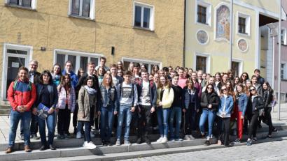Bild: bnr
Im Rahmen eines Schüleraustausches besuchen Schülerinnen und Schüler aus Strakonice die Stadt Nabburg. Im Rathaus wurden sie von Bürgermeister Armin Schärtl begrüßt.
