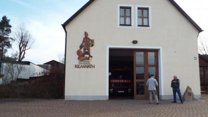 Bild: e
Links neben dem Kemnather Feuerwehrhaus soll die Unterstellhalle für das neue Fahrzeug errichtet werden.