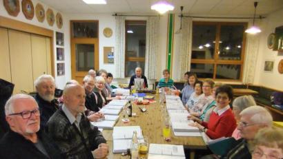 Bild: gm
Der Singkreis Pittersberg am Tag der Jahresversammlung im Schützenheim bei der Arbeit sowie beim fröhlichen Gesang mit Zither-Unterstützung durch Otto Stangl (hintere Tisch-Stirnseite, links).