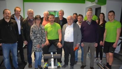Bild: jr
Der Ortsverband der Freien Wähler Mitterteich informierte sich vor Ort bei „Physio Fit“ über das Unternehmen und das Berufsbild. Praxisinhaber Matthias Gradl (sitzend Mitte) hat das Unternehmen vor dreieinhalb Jahren gegründet und es bis zur heutigen Stärke ausgebaut. Nach weiteren Erweiterungen stehen der Praxis jetzt 800 Quadratmeter Gesamtfläche zur Verfügung.