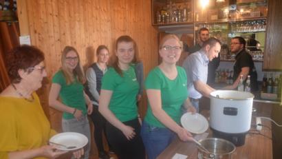 Bild: ga
Das Team der KLJB Unterauerbach versorgte die Pfarrangehörigen beim Fastensuppenessen im Pfarrheim bestens.
