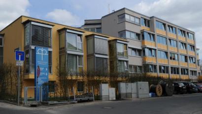 Bild: gf
Der vor 46 Jahren errichtete Haupttrakt entlang der Hellstraße soll bei laufendem Betrieb komplett saniert werden, so die Pläne des Diakonievereins.