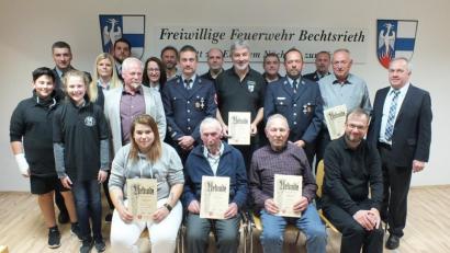 Bild: fz
Neuaufnahmen gibt es bei der Feuerwehr Bechtsrieth neben der außergewöhnlichen Ehrung für Josef Kick (sitzend, Zweiter von links), der vor 75 Jahren als Aktiver zur Wehr kam.