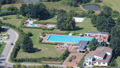 Bild: akp
Dass die neue Kindertagesstätte auf dem Freibad-Areal errichtet wird, ist beschlossene Sache. Der Standort inner halb des Geländes ist aber noch offen. Denkbar sind grundsätzlich zwei Varianten. Eine südliche und eine mehr nördliche. Das Gefälle stellt die Planer vor besondere Herausforderungen.