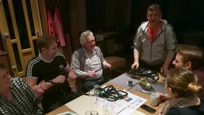 Bild: dob
Die Bootsfreunde zeigen Interessierten, welche Möglichkeiten ihnen das Spleißen eröffnet.