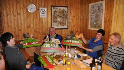 Bild: ak
Vorsitzender Helmut Kopp (Mitte) stellt mit Maria Ackermann (links) und Anita Philbert die neuen Lokalschautafeln vor.