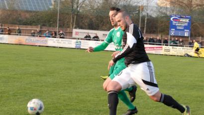 Bild: gb
In dieser Szene liefert sich Mitterteichs Kaan Özdemir (vorne) ein Laufduell mit Steffen Taubenreuther (TSV Neudrossenfeld). Kurz vor Schluss flog der SV-Angreifer nach einer Roten Karte vom Platz.