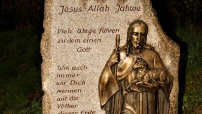 Bild: arw
Der "Friedensstein" auf einer Höhe in Ilsenbach darf bleiben.