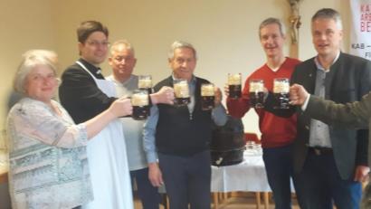 Bild: cro
Mit einem Prost auf den heiligen Josef stoßen (von links) Petra Dötsch, Pfarrer Georg Gierl, Helmut Müller, Ludwig Erndt, Josef Völkl und Bürgermeister Thomas Meiler miteinander an.