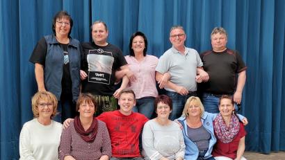 Bild: bsc
Die Friedenfelser Laienspielgruppe freut sich auf ihr 30. Jubiläum. Zum Geburtstag bieten (vorne von links) Regisseurin Sandra Wittmann, Adelheid Horn, Lukas Schultes, Jutta Schlicht, Petra Würth, Petra Schwingshandl sowie (hinten von links) Gabi Lang, Jürgen Schultes, Renate Rögner, Thomas Schlosser und Martin Bischof mit der Komödie von Bernd Kietzke „Der Heiler von Friedenfels“ heitere und amüsante Theaterabende.