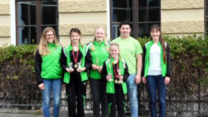 Bild: soj
Bild: Die erfolgreichen Turnerinnen (ab zweite von links) Katrin Schraml, Melissa Braunreuther und Valentina Höhne mit ihren Trainern (von links) Larissa Wegmann, Patrick Serfling und Daniela Vetter.