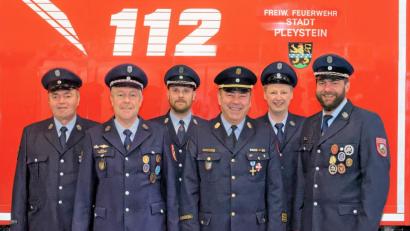 Bild: tu
Die Festleitung übernehmen (von links) Ehrenvorsitzender Berthold Herrmann, Vorsitzender Hans-Peter Wallner, dritter Vorsitzender Matthias Gallitzendörfer, Ehren-Kreisbrandinspektor Johann Rewitzer, Generalmanager Stefan Kabitschke und zweiter Vorsitzender Markus Maurer.