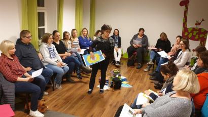 Bild: jzk
„Durchbrechen Sie den Teufelskreis aus Schimpfen, Vorwürfen, Predigen und leeren Versprechungen und machen sie ihn zu einem Engelskreis“ riet die Familien-Team-Trainerin Martina Lösel aus Bayreuth (Bildmitte stehend) den Eltern beim Workshop im Familienzentrum Mittendrin.