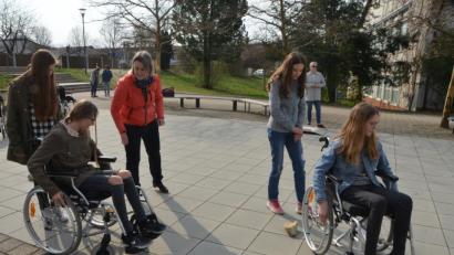 Bild: dob
Mit welchen Schwierigkeiten Behinderte jeden Tag kämpfen, sollen Realschüler bei einem Projekt zum Thema "Mit Behinderung leben" erfahren. Beate Götz (hinten, rechts) und Martina Grüner (orange Jacke) vom HPZ ermöglichen den Schülern einen Einblick.