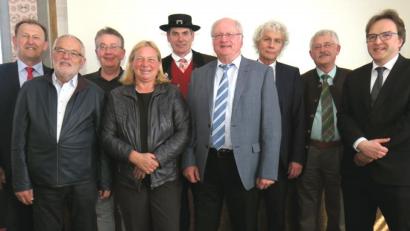 Bild: Hirsch
Der Oberpfälzer Kulturbund hat einen neuen Vorstand. Das Bild zeigt von links: Richard Gaßner als Vertreter des Bezirks, Martin Dallmeier, Peter Morsbach, Margit Berwing-Wittl, Erich Tahedl, Volker Liedtke, Wolfgang Lippert, Joseph Karl und den Regierungsvizepräsidenten Christoph Reichert.