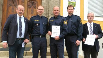 Bild: Hirsch
Zufrieden nahmen die Bürgermeister Hans Frankl (Bruck, links) und Karl Bley (rechts, Nittenau) den Sicherheitsbericht der Polizeibeamten Rainer Hirschmann, Egid Viehauser und Wolfgang Schumann (von links) entgegen.