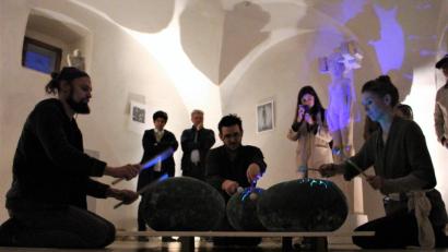 Bild: Dagmar Williamson, dwi
Das große Finale der Aktionsmusik von Topos Kolektiv aus Prag: Trommeln auf dem Kunstwerk "Habitat". Die studierten Klangexperten nutzen sämtliche Töne aus Haus und Hof.