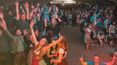 Archivbild: chl
Die Hände zum Himmel – und ab geht’s in die neue Kirwa-Saison. Der Auftakt wird auch diesmal groß gefeiert, beim Kirwa-Warmup in Heringnohe am Samstag.