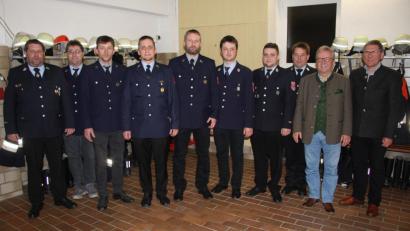 Bild: wro
Bei der Jahreshauptversammlung freuten sich aktive Feuerwehrleute über Ehrungen. Im Bild (von links) Vorsitzender und Kreisbrandmeister Florian Trießl, Robert Konrad, Michael Eichenseher, Jörg Trießl, Tobias Trießl, Thomas Höcht, Daniel Bächer, Kreisbrandinspektor Stefan Gleißner, Wiesaus Bürgermeister Toni Dutz und der stellvertretende Bürgermeister Oskar Schuster aus Friedenfels.