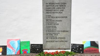 Bild: exb/Susanne Götte
Jugendliche aus dem evangelischen Dekanat Weiden und aus Tschechien gestalteten Gedenktafeln zur Erinnerung an Dietrich Bonhoeffer.