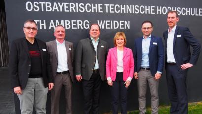 Bild: Bühner
Veranstalter und Referent der E-Commerce-Nacht (von links) Norbert Weig, Matthias Bauch, Ralf Mager, OTH-Vizepräsidentin Christiane Hellbach, Profesor Marco Nierschl und Kilian Kost.