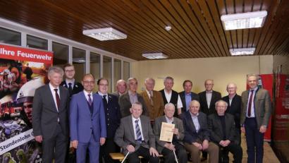 Bild: ebr
Bei der Jubiläumsfeier der Feuerwehr Plößberg wurden Mitglieder für 60 und 65 Jahre Zugehörigkeit ausgezeichnet. Im Bild (hinten von links) Bürgermeister Lothar Müller, 2. Vorsitzender Felix Weiser, stellvertretender Landrat Dr. Alfred Scheidler, Vorsitzender Florian Trißl mit den Geehrten Josef Scharnagl, Werner Kinle, Roland Pfefferlein, Hans Riedl, Dieter Horn, Richard Heß, Sigmund Dittmann sowie dem weiteren stellvertretenden Landrat Roland Grillmeier. Vorne (von links) die Geehrten Alfons Haubner, Johann Lindner, Georg Lukas Senior und Reinhold Dittmann.