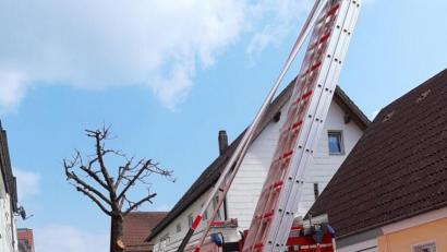 Bild: gz
Beim Aufstellen der 3-teiligen und 12 Meter langen Leiter waren mehrere Hände erforderlich.