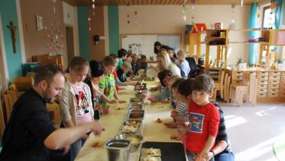 Bild: frd
Unter der Anleitung von Kräuterkoch Andreas Meier (vorne links) durften die Kinder ihre Pizzas selbst belegen und natürlich dann auch essen. Das machte mächtig Spaß.