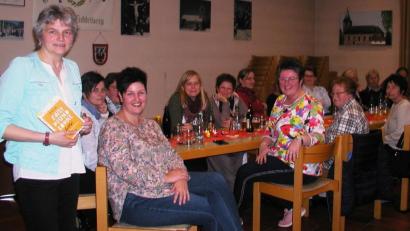 Bild: gis
Christa Vogl (links) begeistert ihr dankbares Publikum mit heiteren und ungewöhnlichen Geschichten.