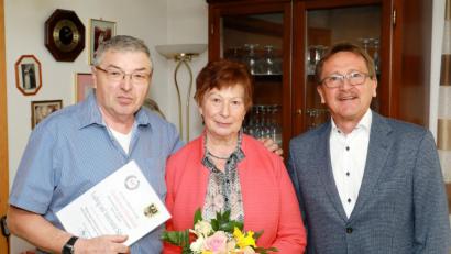 Bild: njn
Bürgermeister Hans Donko (rechts) überbrachte zur Goldenen Hochzeit von Ludwig und Annemarie Schmidt die besten Glückwünsche.