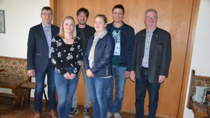 Bild: gi
Die Vereinsmeister 2019 des SKC Tröbes sind Christian Grötsch (Zweiter von rechts) und Magdalena Bäumler (Zweite von links) von den Damen. Dazu gratulierten Vorsitzender Franz Feneis (rechts) und zweiter Vorsitzender Adolf Hammerl (Dritter von links), Sportwart Elisabeth Grötsch (Dritte von rechts) sowie Bürgermeister Hermann Ach (links).