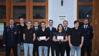 Bild: fla
Jugendwart Josef Pflaum senior (links) gratuliert Lukas Kleber (Dritter von links) zur Wahl zum zweiten Jugendsprecher und dankt Markus Pühler (Zweiter von links), der dieses Amt niederlegte, für die geleistete Arbeit. Er überreicht Leon Vogl (Fünfter von links) und Michaela Pflaum (Vierter von rechts) eine kleine Belohnung für die meistbesuchten Übungen. Josef Pflaum junior (rechts) lässt sich zum Jugendwart ausbilden