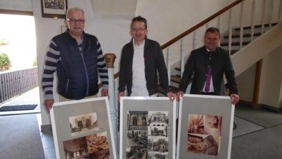 Bild: exb
OWV-Chef Reinhard Heine (von links), Kreisjugendring-Geschäftsführer Martin Neumann und Bürgermeister Karlheinz Budnik zeigen im Waldnaabtal-Museum alte Ansichten der Stützelvilla