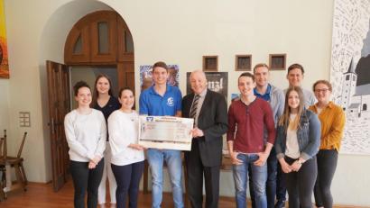 Bild: fvo
Die KLJB Waldthurn mit den beiden Vorsitzenden Hannah-Sophia Hornstein (Dritte von links) und Julian Steiner (Vierter von links) übergeben den 600-Euro-Scheck an den Vorsitzenden der Tafel Weiden-Neustadt, Josef Gebhardt.