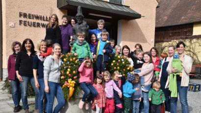 Bild: fz
Stolz auf ihren Osterbrunnen sind die Frauenunion und die Kinder, die fleißig mitgearbeitet haben