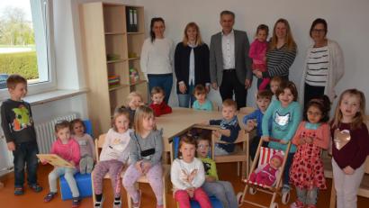 Bild: jr
Bürgermeister Roland Grillmeier (Mitte), Kinderhausleiterin Sigrid Eger (rechts) und die Mädchen und Buben sowie das Team der fünften Kindergartengruppe im neuen Gruppenraum, der nach Ostern bezogen wird.