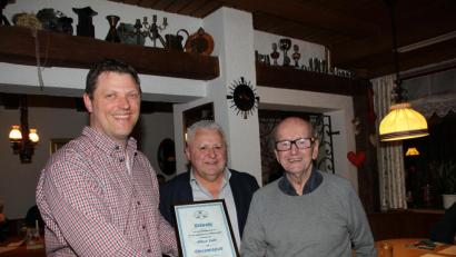 Bild: frd
Alfred Zach (rechts) ist eines der fleißigsten Vereinsmitglieder bei den Oldtimerfreunden Lukahammer. Für seine Verdienste um den Verein ernannte ihn Vorsitzender Christian Biegerl (links) zum Ehrenmitglied. Dazu gratulierte auch Dritter Bürgermeister Peter Forster.