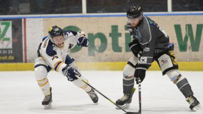 Bild: brü
Felix Söllner (rechts) feierte nach drei Jahren Pause ein gutes Comeback beim ERSC Amberg. Der 26-Jährige wird auch in der kommenden Saison das Löwen-Trikot tragen.